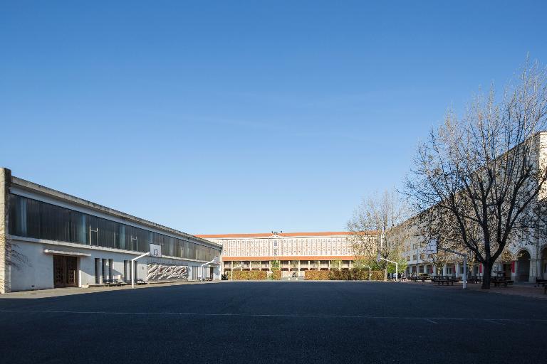 Manoir de Chènevoux, puis collège de jésuites, puis école centrale, puis lycée de garçons, actuellement lycée d'enseignement secondaire Jean-Puy