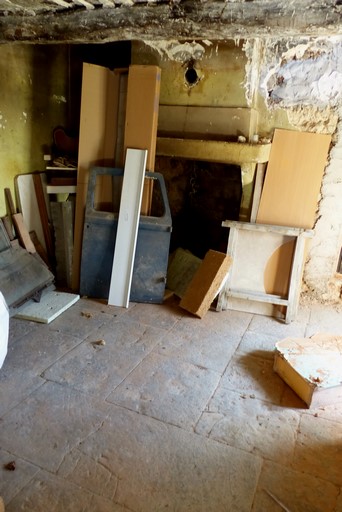 Logis avec sol en dalles calcaires ; cheminée. Ferme au Ravin du Riou.