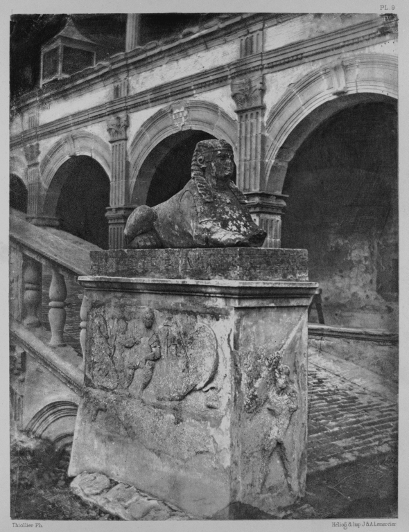 Statue du sphinx de la rampe du corps de galerie