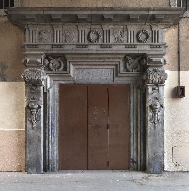 Porte (décor d'élévation extérieure) : porte de la chapelle des Messieurs