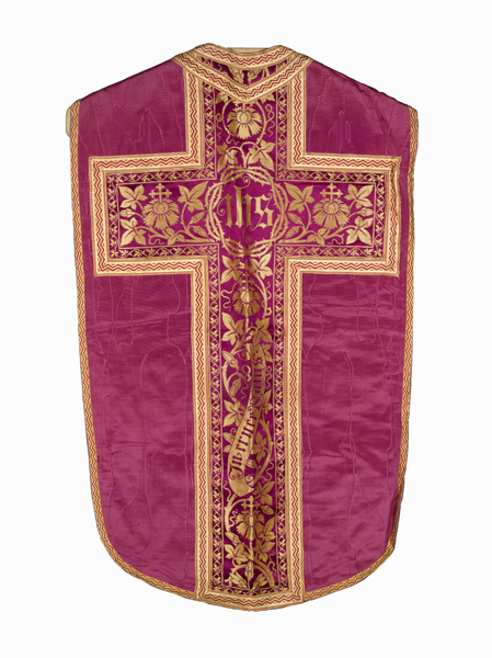 ornement violet : chasuble, étole, manipule, bourse de corporal