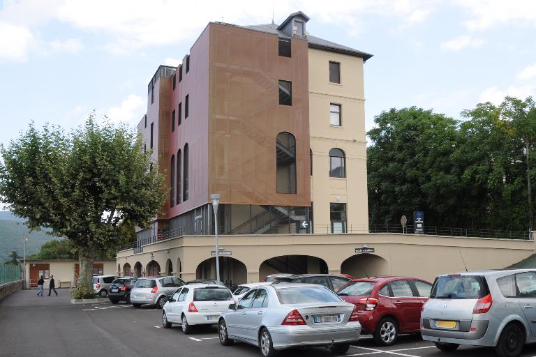 Ecole secondaire, dite Ecole supérieure de garçons Bernascon, puis lycée, dit Lycée Bernascon, actuellement siège d'association, dit Maison des Associations