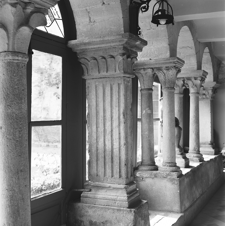 piliers (3), colonnettes (8), chapiteaux (11), roman