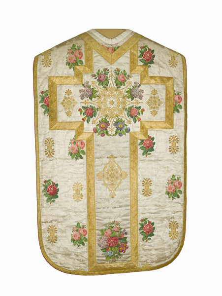 Ensemble de huit chapes, deux chasubles, six dalmatiques, trois étoles, quatre manipules, quatre voiles de calice, deux bourses de corporal, un voile huméral, un voile d'exposition du Saint-Sacrement, un voile de lutrin : ornement blanc n°1