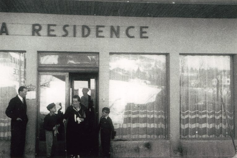 Hôtel de voyageurs : hôtel de la Résidence, Sporting Club. Actuellement immeuble et hôtel de voyageurs Maeva Résidence