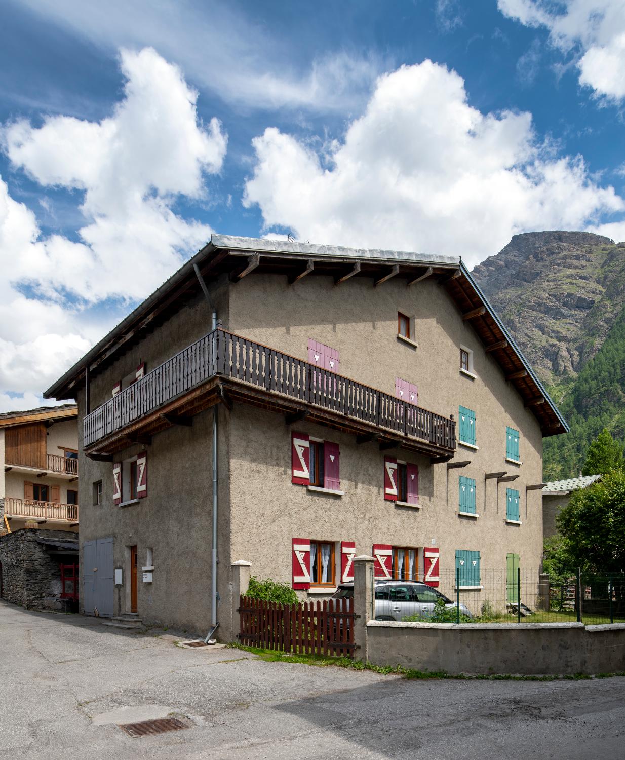 Ensemble de maisons de la reconstruction à Bessans