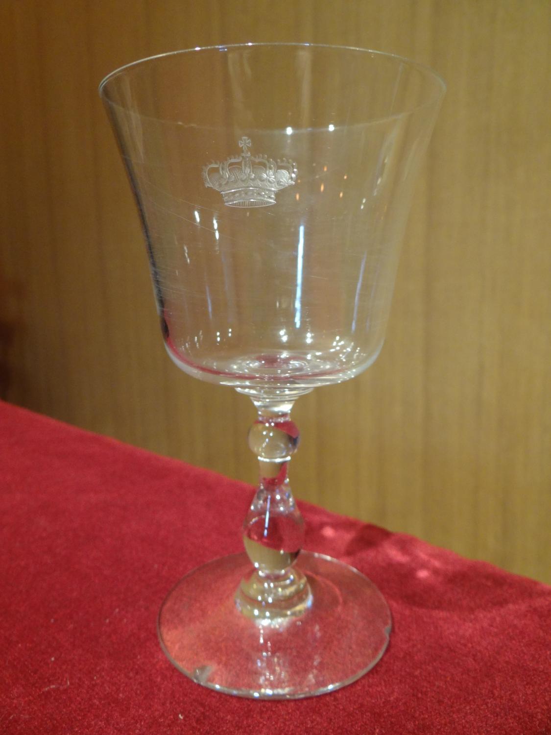 ensemble de trois verres gravés d'une couronne dite couronne impériale russe