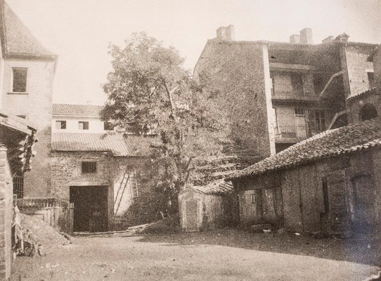 Manoir de Chènevoux, puis collège de jésuites, puis école centrale, puis lycée de garçons, actuellement lycée d'enseignement secondaire Jean-Puy