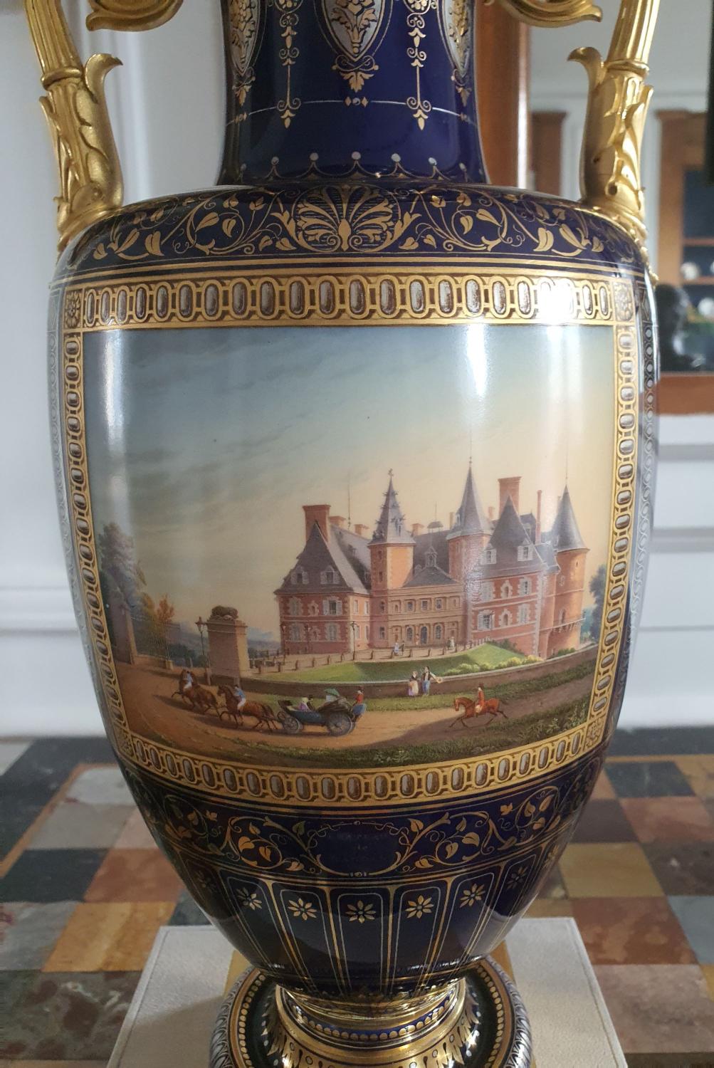 Vase de Sèvres, avec une vue du château de Randan