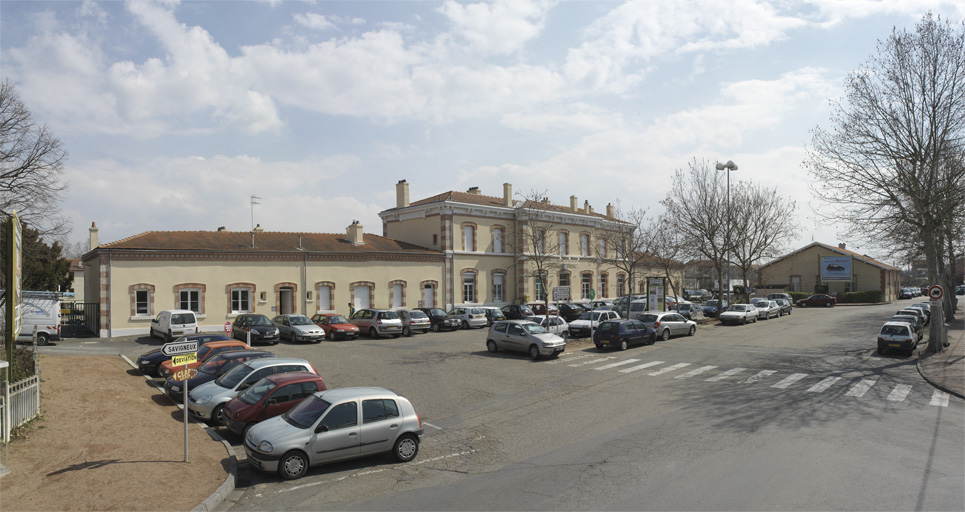 Gare de voyageurs et de marchandises actuellement gare de voyageurs