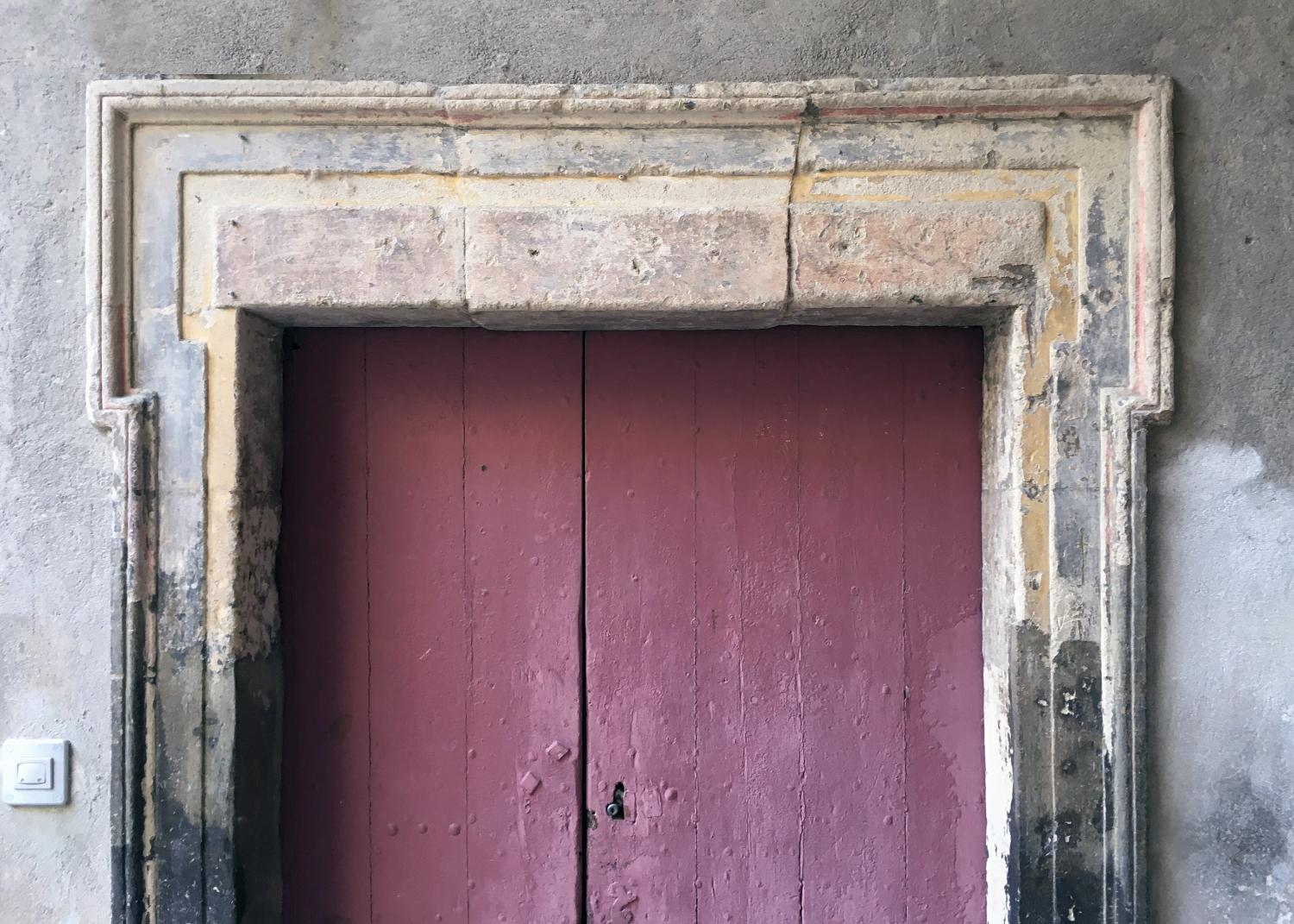 Bâtiment A, galerie nord : détail de l'encadrement de la porte ouest : traces de polychromie sur la pierre