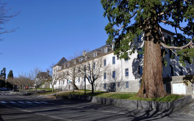 Collège de jésuites de Mauriac, puis collège royal, puis école secondaire municipale, puis collège municipal, actuellement lycée polyvalent Marmontel