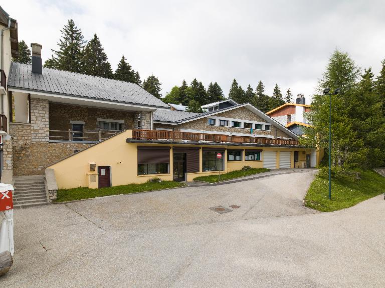 Gare d'arrivée du chemin de fer à crémaillère du Revard, puis supérette La Crémaillère, actuellement colonie de vacances de la ville de Pantin dit Centre La Crémaillère