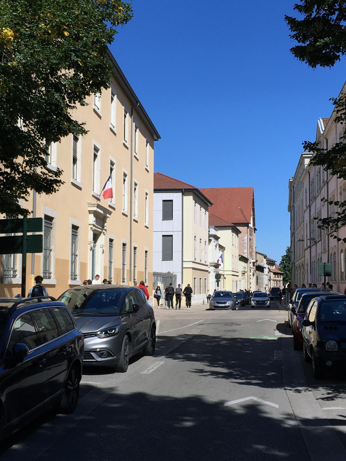 Collège de jésuites, puis école centrale, école secondaire communale, lycée impérial, lycée de garçons, actuellement lycée Lalande