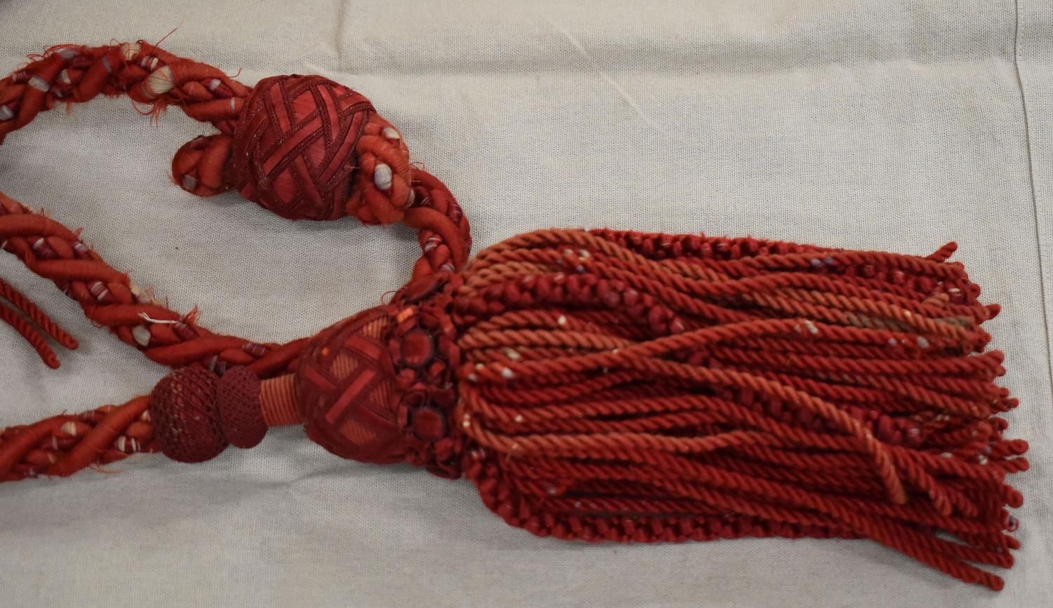 Ensemble de deux embrasses de rideaux de passementerie rouge