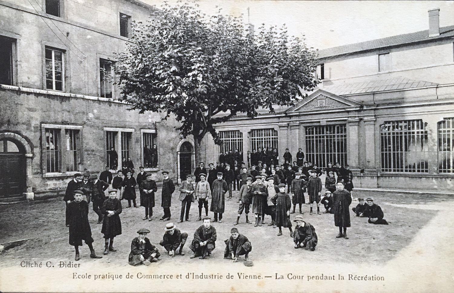 Collège de jésuites, puis institut national, école centrale supplémentaire, école communale secondaire, collège communal et école pratique de commerce et d'industrie, lycée, actuellement collège François-Ponsard