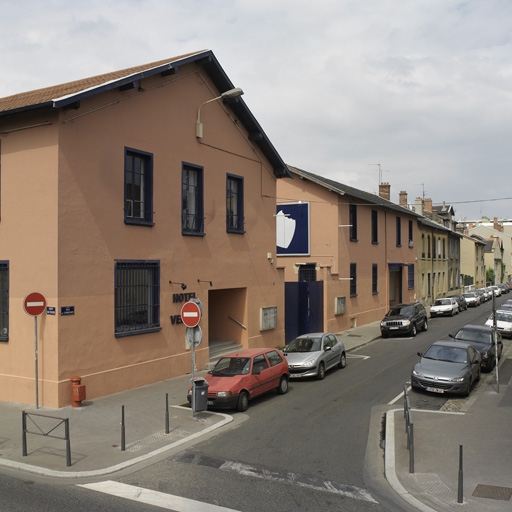 Usine de céramique dite Manufacture Lyonnaise de couronnes et articles funéraires puis manufleur Perle SA, art funéraire actuellement salle des ventes du 7eme arrondissement