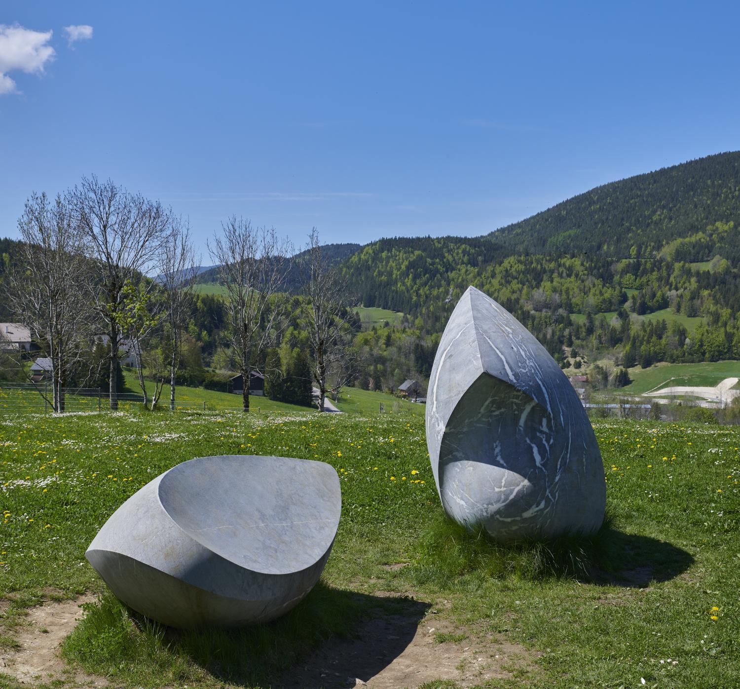 Ensemble de trois sculptures (ronde-bosse) : Les Pierres
