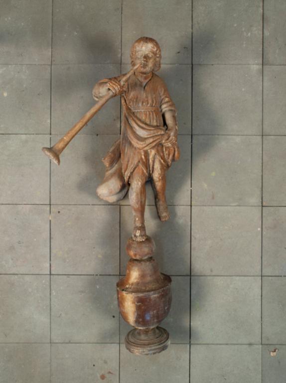 Statue de putto jouant de la trompette
