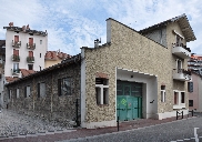 Écurie et remise, puis garage, puis garage et immeuble