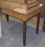 Table d'un ensemble armoire ; lit ; table ; toilette découverte