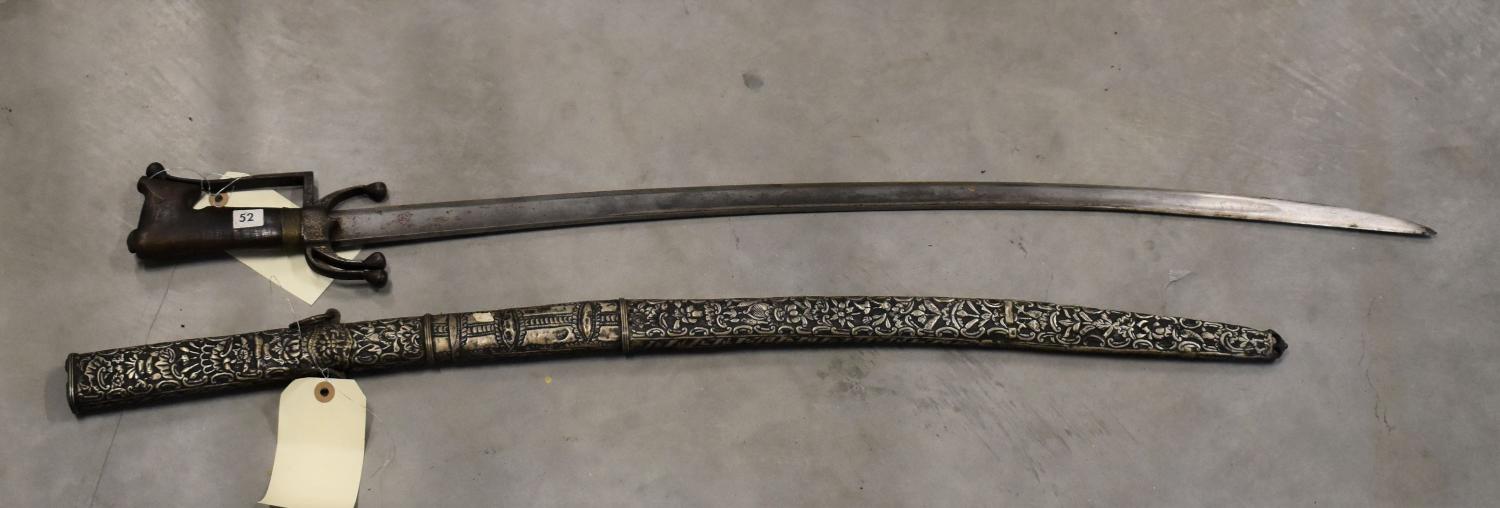 Sabre d'un ensemble d'un sabre marocain et son fourreau