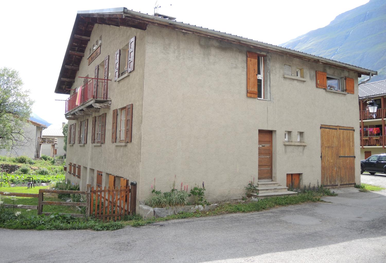 Ensemble de maisons de la reconstruction à Bessans