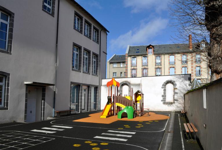 Collège de jésuites de Saint-Flour, dit collège de Fontanges, puis école secondaire municipale, collège municipal, lycée municipal, groupe scolaire Victor-Hugo, actuellement groupe scolaire Hugo-Vialatte et immeuble communal