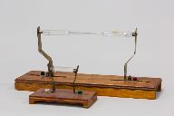 Instrument de démonstration en électrodynamique : cylindres à hydrogène