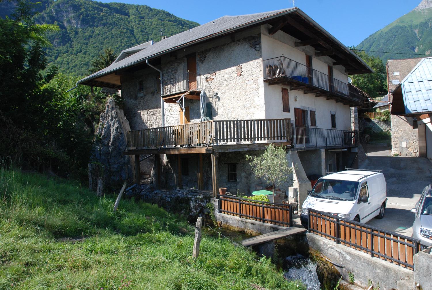 Moulin à farine et scierie des Chartreux d'Aillon puis moulin, pressoir et battoir à chanvre Sonnet puis Pernet actuellement logement et gîte