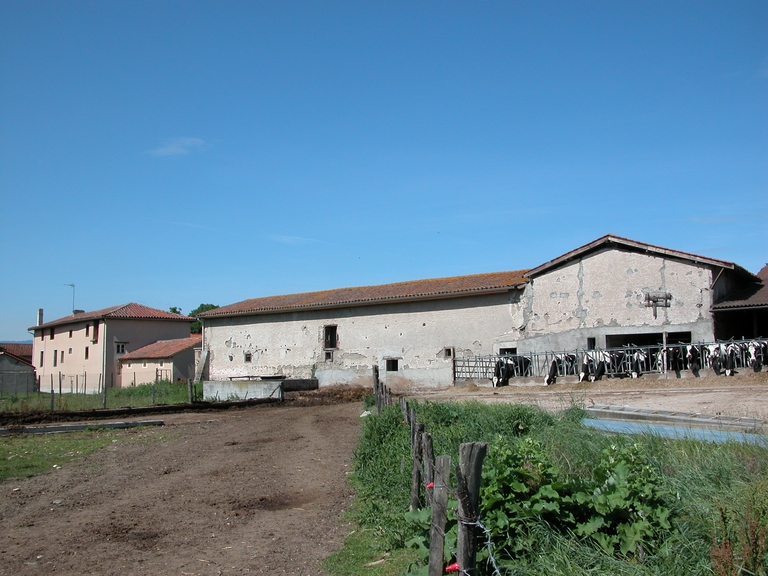 Ferme dite Grand domaine de Champs appelé le Château (ancienne maison forte ?)