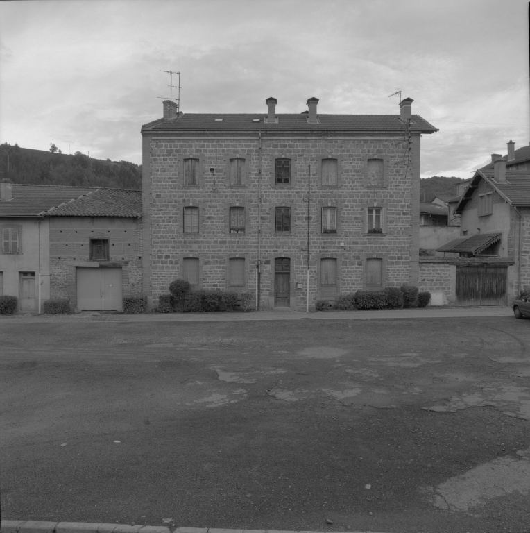 Les maisons, magasins de commerce et immeubles de la commune de Sail-sous-Couzan