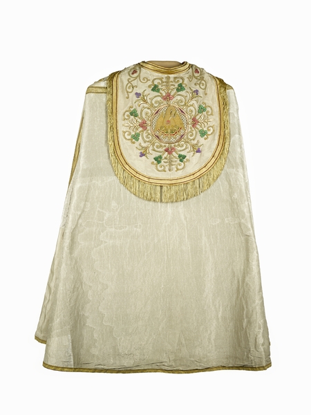 ensemble de quatre chapes, une chasuble, quatre dalmatiques, trois étoles, une étole pastorale, quatre manipules, un voile de calice, une bourse de corporal, un grémial, un voile huméral : ornement argenté n°2