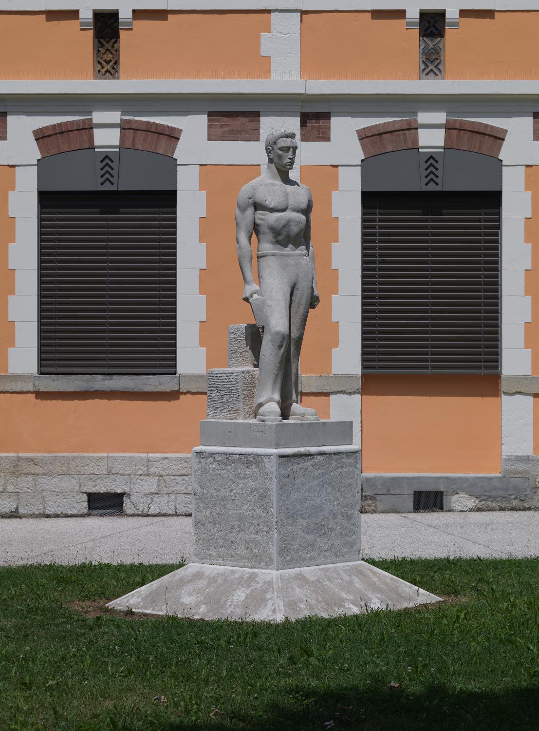 Sculpture (ronde-bosse) : Ouvrier du bâtiment