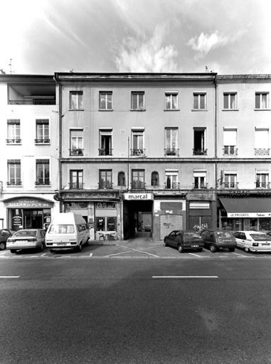 Ensemble d'édifices à cour commune