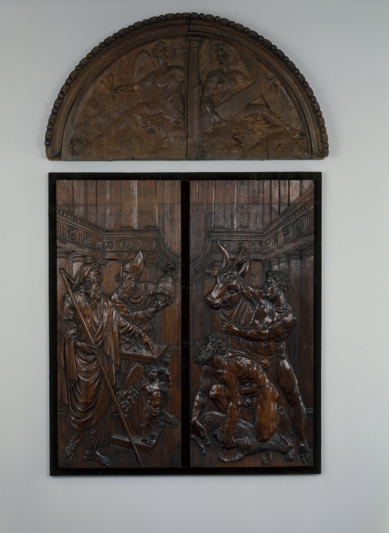 Vantaux et tympan du portail de la chapelle