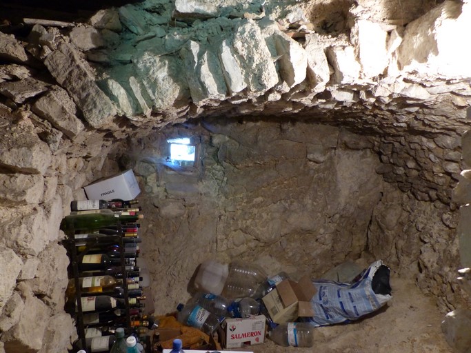 Petit cellier voûté en rez-de-chaussée, dans une maison du village.