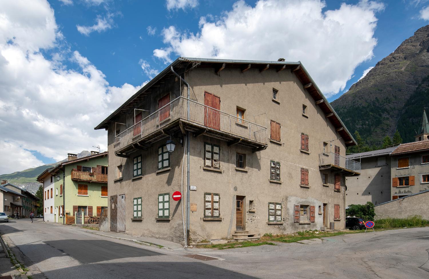Ensemble de maisons de la reconstruction à Bessans