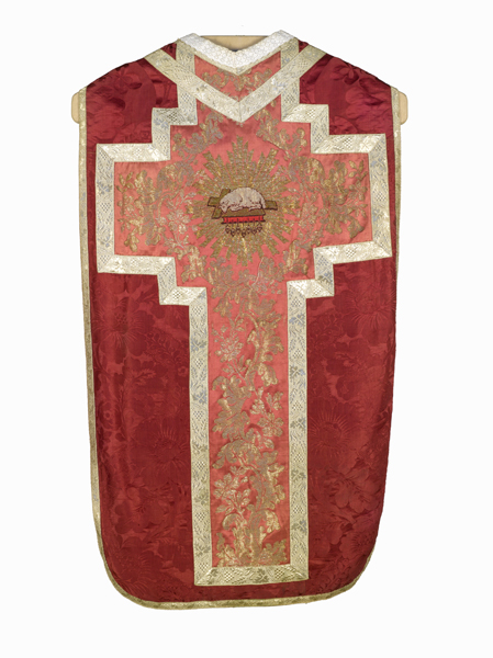 ornement rouge : chasuble, étole, manipule, voile de calice