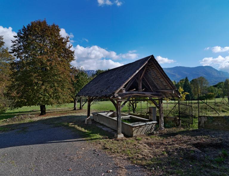 Bassin (fontaine, abreuvoir) couvert