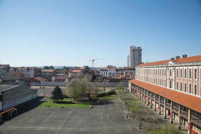 Manoir de Chènevoux, puis collège de jésuites, puis école centrale, puis lycée de garçons, actuellement lycée d'enseignement secondaire Jean-Puy