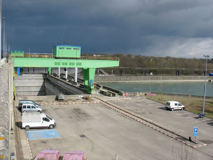 Centrale hydroélectrique, écluse dite usine-écluse de Sablons, pont routier