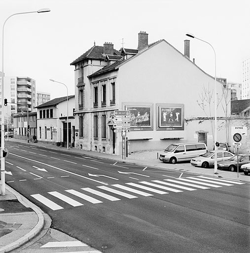 Verrerie Fourel et Bayle puis J. Bayle et Cie puis Usine de ferblanterie Talagrand L. puis Usine de produits photographiques et cinématographiques Konely actuellement restaurant Victoria Hall