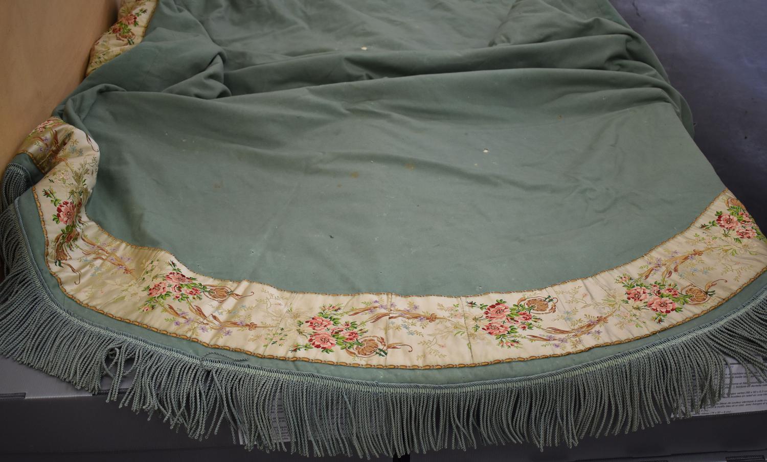 Couverture ou tapis de table à galon fleuri