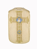 ornement blanc : chasuble, étole, manipule