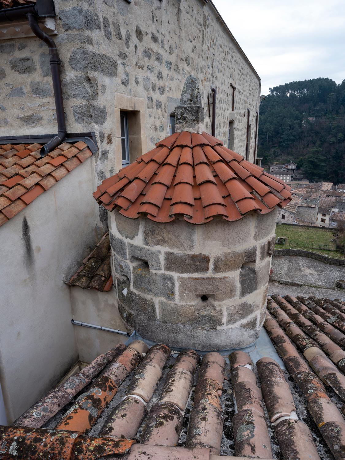 Château, puis palais de justice et prison, puis hôpital, actuellement château de Largentière