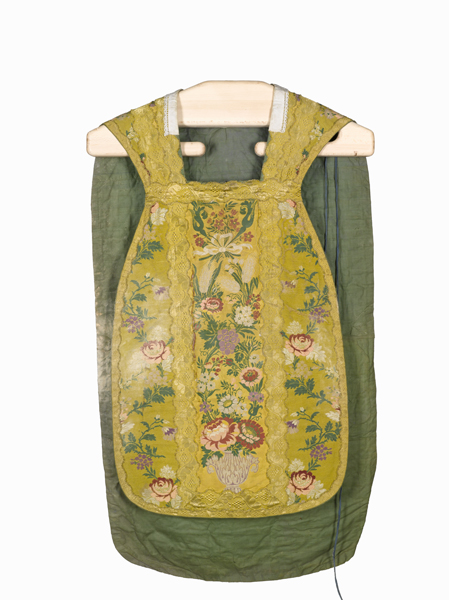 ornement doré : chasuble