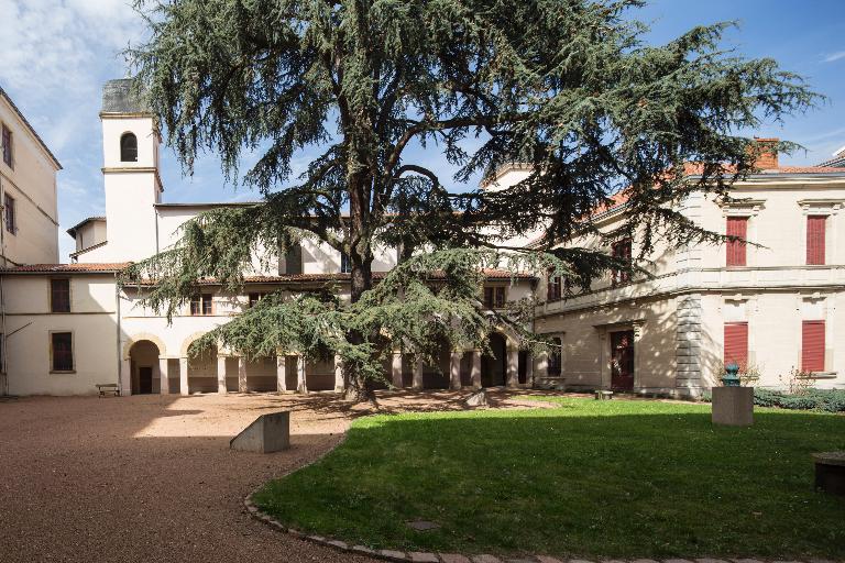 Manoir de Chènevoux, puis collège de jésuites, puis école centrale, puis lycée de garçons, actuellement lycée d'enseignement secondaire Jean-Puy