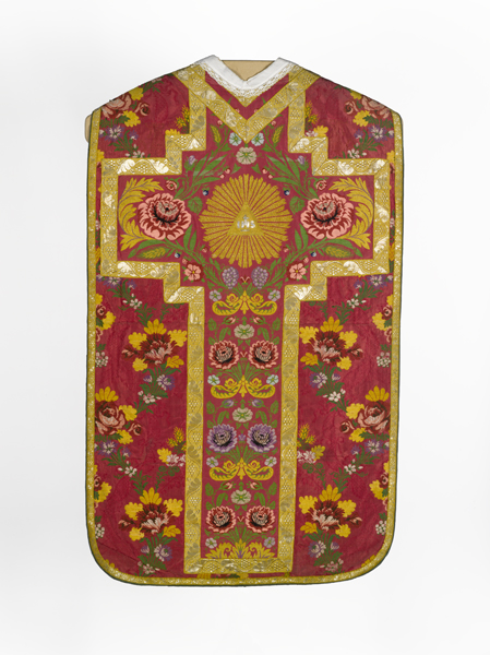 ornement rouge : chasuble, étole, manipule, voile de calice