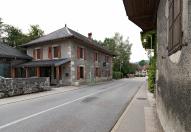 Maison, commerce, actuellement office notarial.